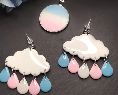 Hundemarke ohne Namen und passende Ohrringe in Wolken Form mit Tropfen in den Farben der transgender pride flag
