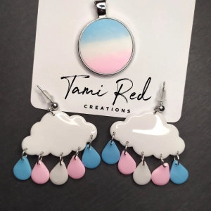 Hundemarke ohne Namen und passende Ohrringe in Wolken Form mit Tropfen in den Farben der transgender pride flag