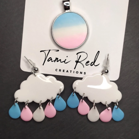 Hundemarke ohne Namen und passende Ohrringe in Wolken Form mit Tropfen in den Farben der transgender pride flag
