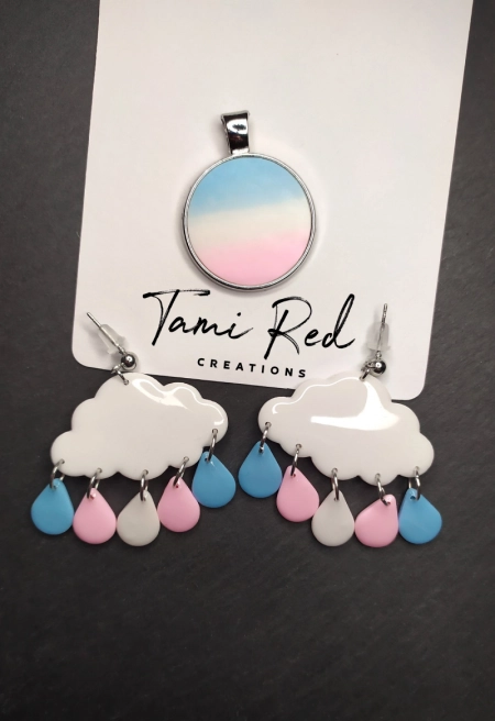 Hundemarke ohne Namen und passende Ohrringe in Wolken Form mit Tropfen in den Farben der transgender pride flag