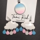 Hundemarke ohne Namen und passende Ohrringe in Wolken Form mit Tropfen in den Farben der transgender pride flag