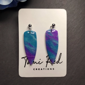 edle Ohrringe in den Farben blau und violett