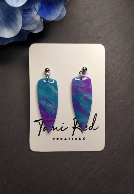 edle Ohrringe in den Farben blau und violett