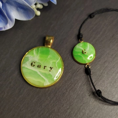 Hundemarke mit Armband in grün weiß gold