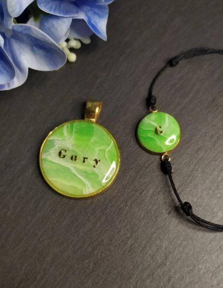 Hundemarke mit Armband in grün weiß gold