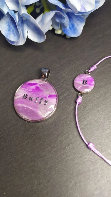 Hundemarke mit Armband in lila pink und weiß mit silberner Fassung