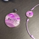 Hundemarke mit Armband in lila pink und weiß mit silberner Fassung
