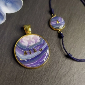Hundemarke mit passendem Armband in den Farben blau und violett in Edelsteinoptik