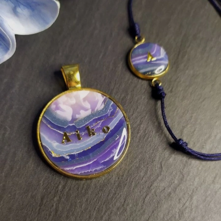 Hundemarke mit passendem Armband in den Farben blau und violett in Edelsteinoptik