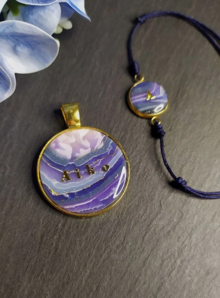 Hundemarke mit passendem Armband in den Farben blau und violett in Edelsteinoptik